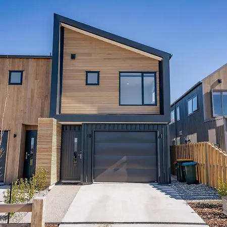 Parkside Views - Wanaka Holiday Home